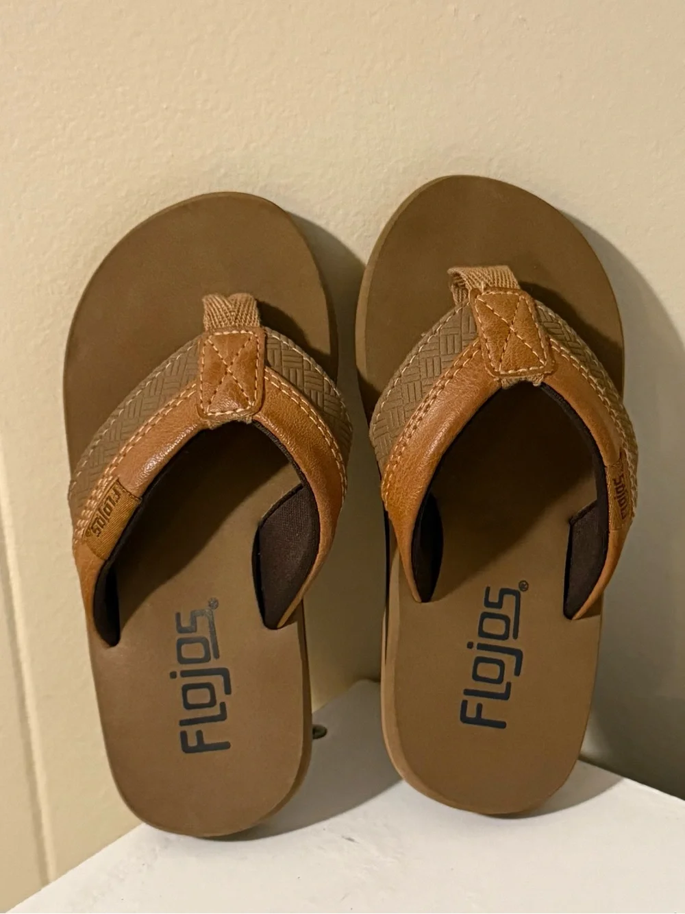 Flojos Kids Tan/Brown Padded Strap Flip Flops (11)